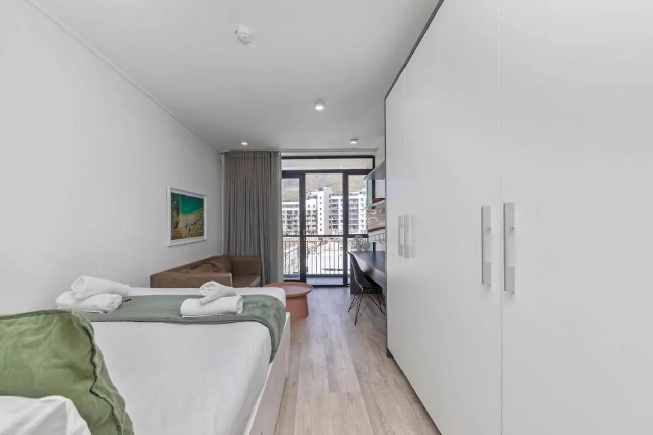 Stunning Studio Apartment With Balcony Woodstock! Κέιπ Τάουν Νότια Αφρική